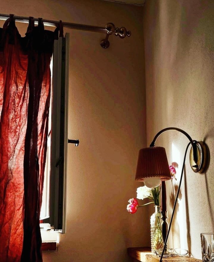 Hotelkamer met rood linnen en warme verlichting, door cestsjoukje