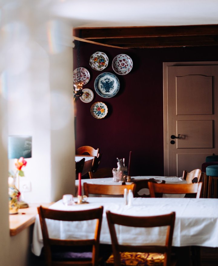 Restaurantinterieur van een hotel met donkere wanden en klassieke details, door cestsjoukje