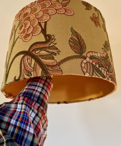 Detail van een handgemaakte lampenkap met bloemmotief, door cestsjoukje
