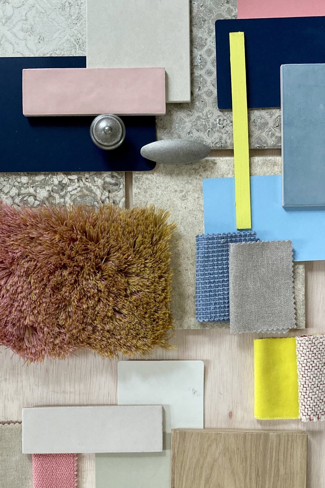 Materiaalbord met kleurstalen, stoffen en materialen voor een hospitality-interieur, door cestsjoukje