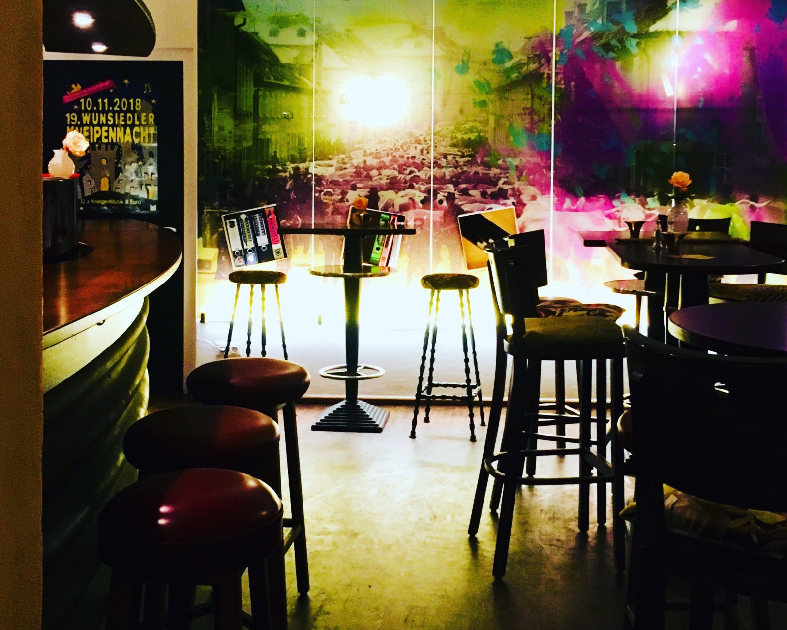 Sfeervol café-interieur van Ewige Baustelle met warme kleuren, door cestsjoukje