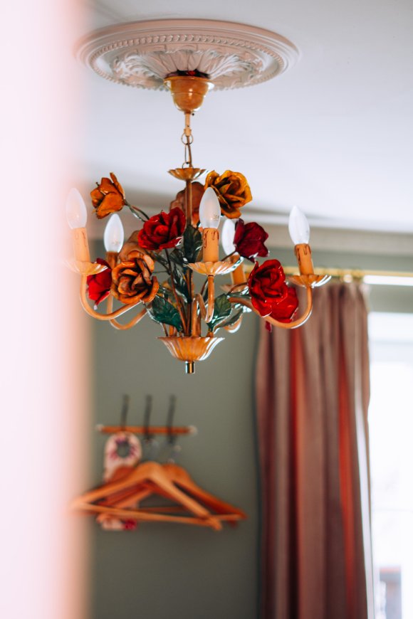 Vintage kroonluchter als sfeerdetail in een boutique hotel, door cestsjoukje
