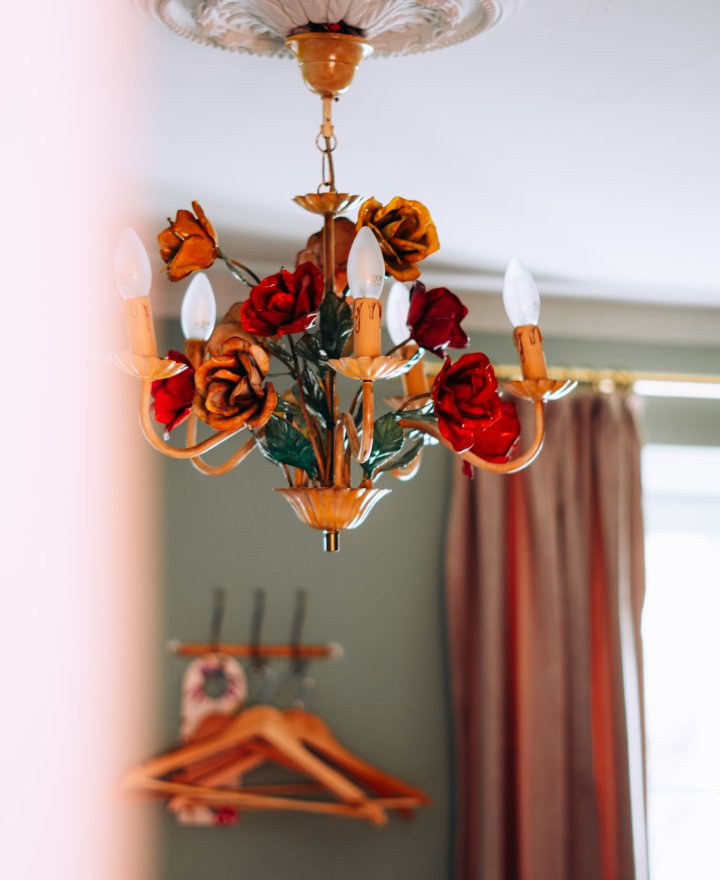 Vintage kroonluchter als sfeerdetail in een boutique hotel, door cestsjoukje