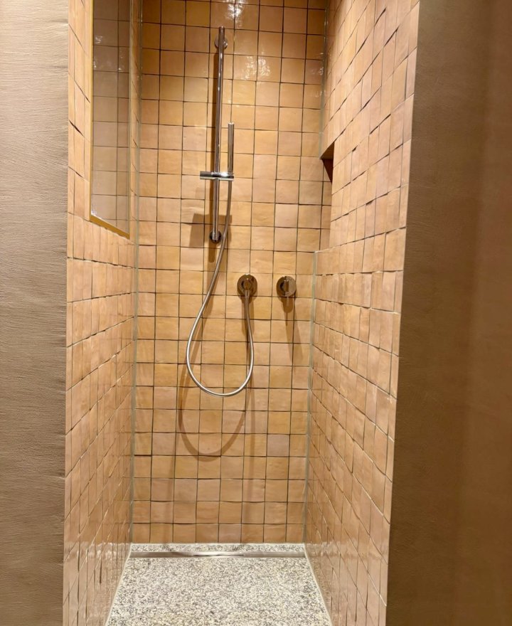 Inloopdouche in een vakantieappartement met rosa zellige tegels, door cestsjoukje