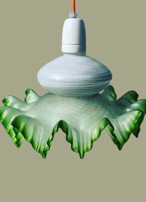 Groene glazen hanglamp boven cafétafel, horeca interieur door cestsjoukje