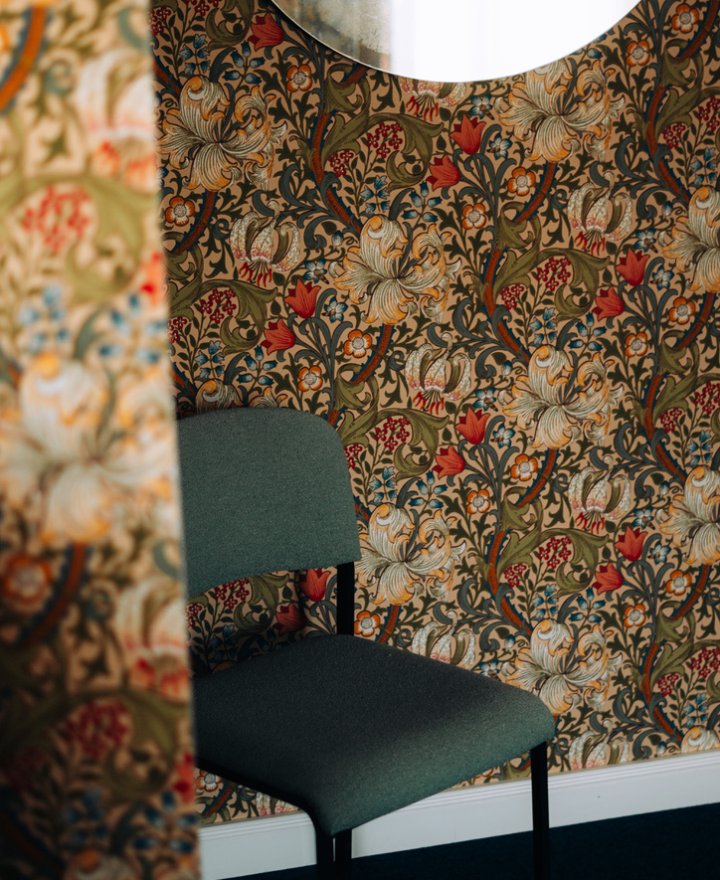 Hotelgang met Golden Lily behang van Morris & Co, door cestsjoukje