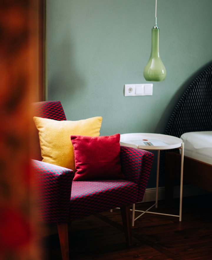 Hotelkamer met een Rohleder-stof beklede fauteuil, door cestsjoukje