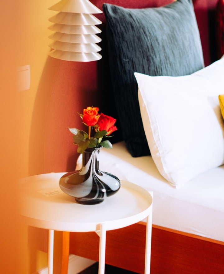 Hotelkamer met pagodelamp tegen een warme oranje wand, door cestsjoukje