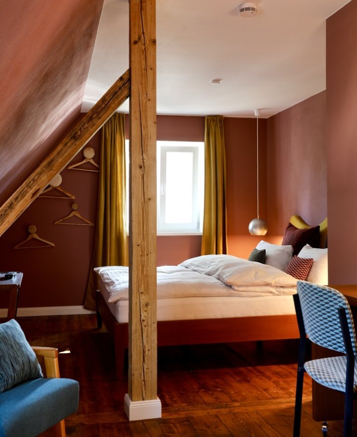 Hotelkamer in terracotta met okergele gordijnen, door cestsjoukje