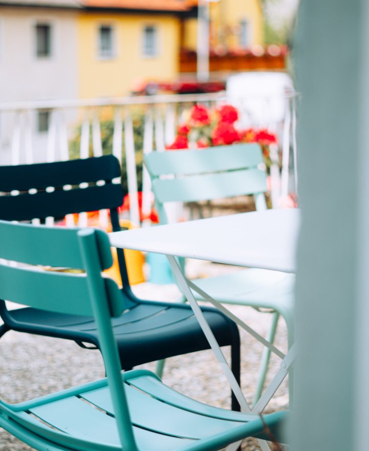 Terras met petrolkleurige bistrostoelen, door cestsjoukje
