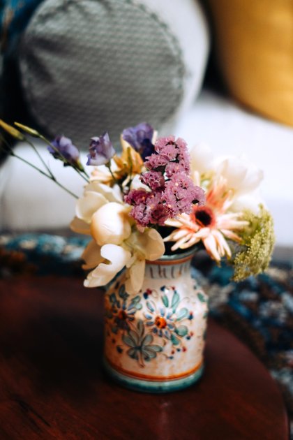 Handbeschilderde bloemvaas als sfeerdetail in een hotelkamer, hotelinterieur door cestsjoukje