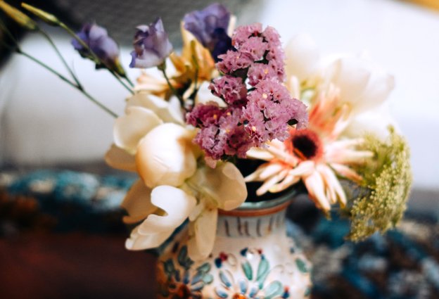Handbeschilderde bloemvaas als sfeerdetail in een hotelkamer, hotelinterieur door cestsjoukje