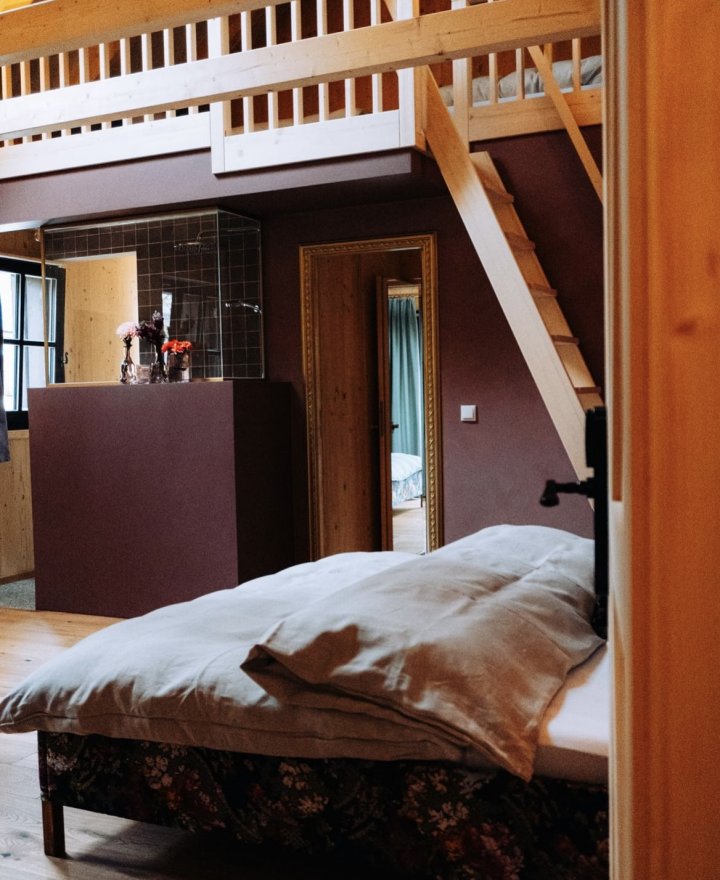 Hotelkamer met vide, trap en Rosewood accenten, boutique hotel interieur door cestsjoukje