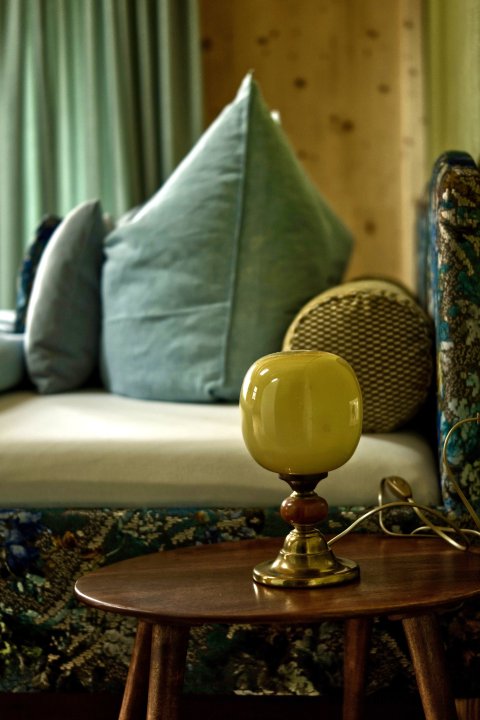 Slaapkamerdetail in hotelkamer Sieben Sternchen, hotelinterieur door cestsjoukje